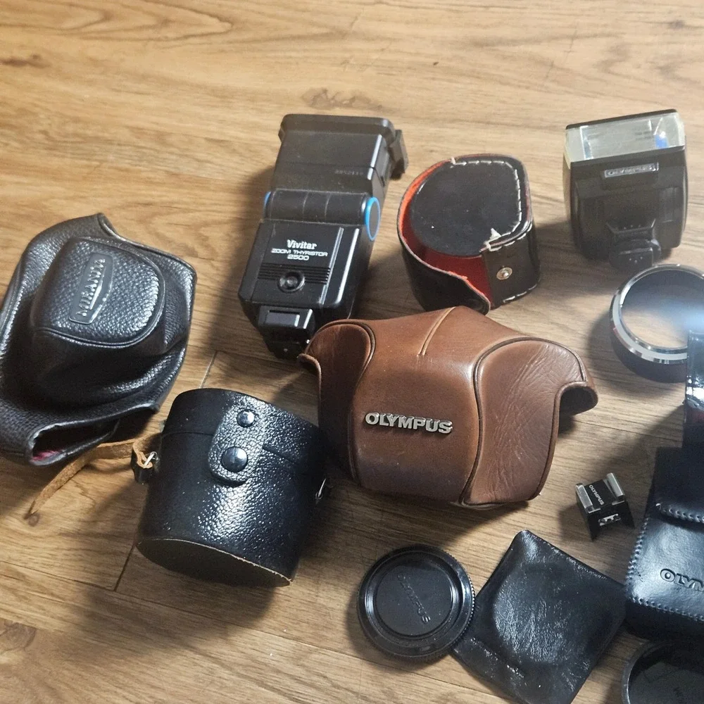 Lot of Vintage Camera Lens & Accessories Olympus Zuiko 75-150mm Vivitar Flash